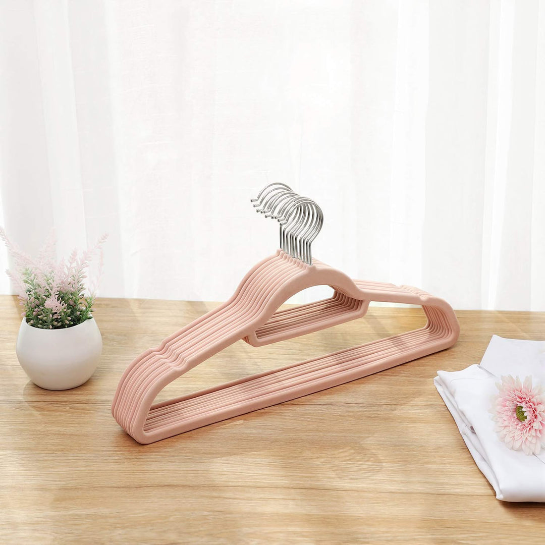 Fløjl, 50-pak, Skridsikre bøjler, 0,6 cm tykkelse, Pladsbesparende, 360° drejelige kroge, 43,5 cm lange, Lyserød