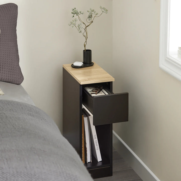 Elegant natbord i sort og naturfarve: Slankt design med masser af opbevaring (B20 x D35 x H60 cm)