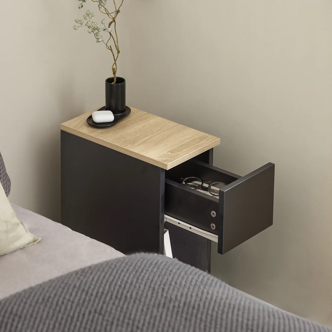 Elegant natbord i sort og naturfarve: Slankt design med masser af opbevaring (B20 x D35 x H60 cm)
