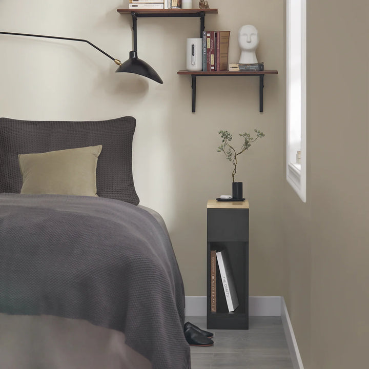 Elegant natbord i sort og naturfarve: Slankt design med masser af opbevaring (B20 x D35 x H60 cm)