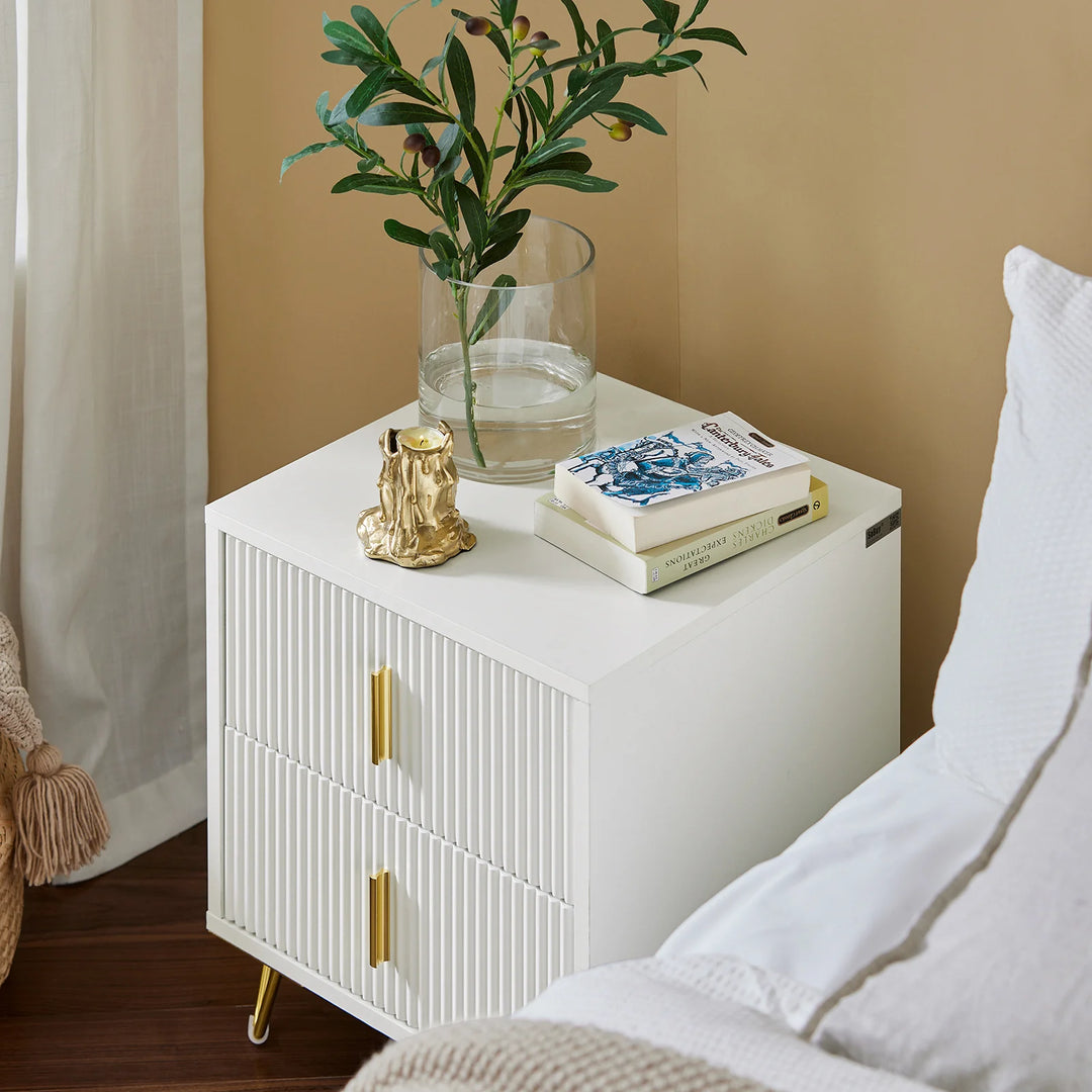 Hvidt natbord med 2 skuffer, moderne og kompakt sengebord til soveværelset