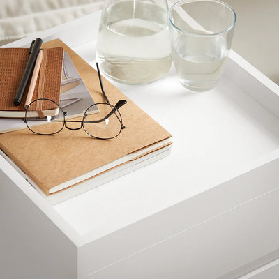 Moderne sengebord / natbord / sidebord / kontorbord i skandinavisk look, 4 hjul, hvid