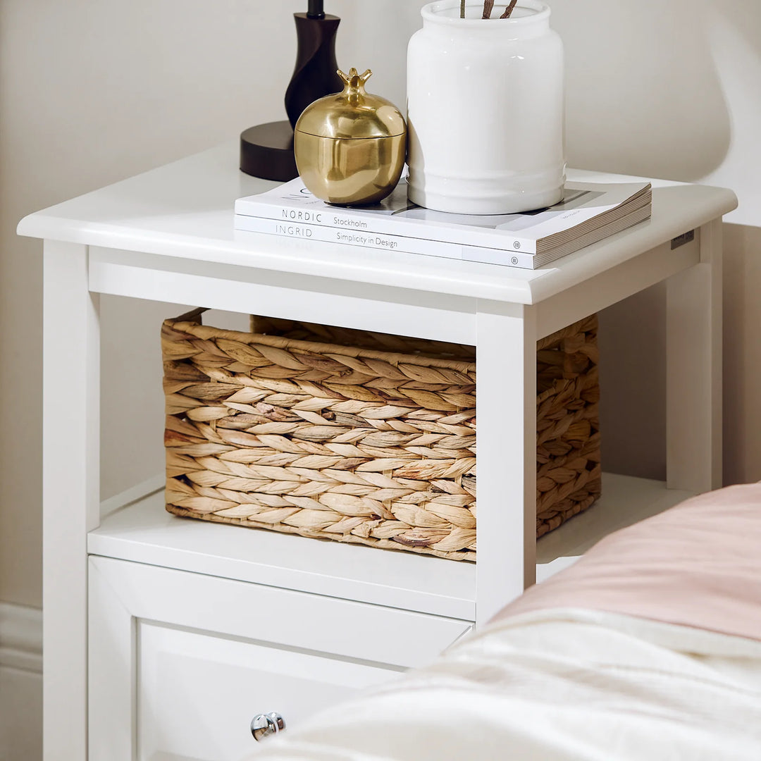Skab en moderne atmosfære i dit hjem med dette kompakte og elegante sengebord i hvid (B45 x D35 x H60 cm)