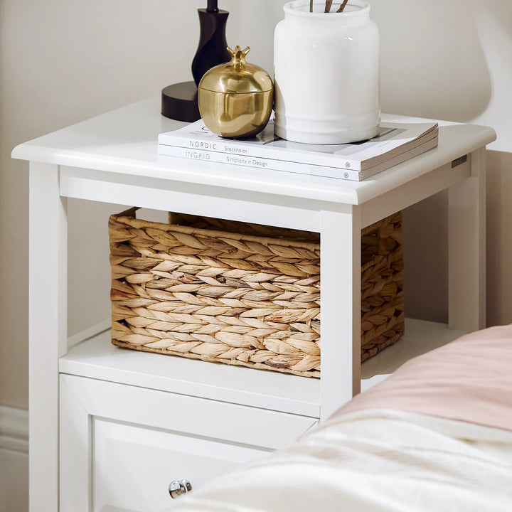 Skab en moderne atmosfære i dit hjem med dette kompakte og elegante sengebord i hvid (B45 x D35 x H60 cm)