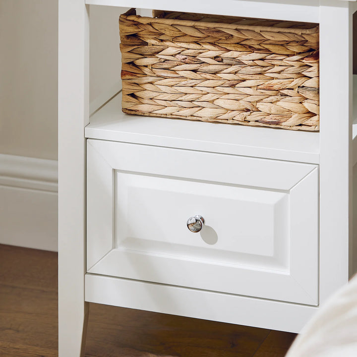 Skab en moderne atmosfære i dit hjem med dette kompakte og elegante sengebord i hvid (B45 x D35 x H60 cm)