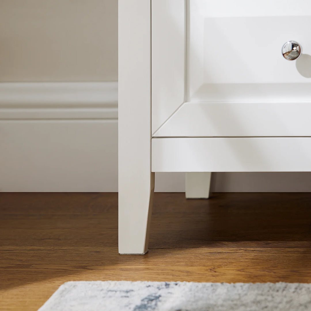 Skab en moderne atmosfære i dit hjem med dette kompakte og elegante sengebord i hvid (B45 x D35 x H60 cm)