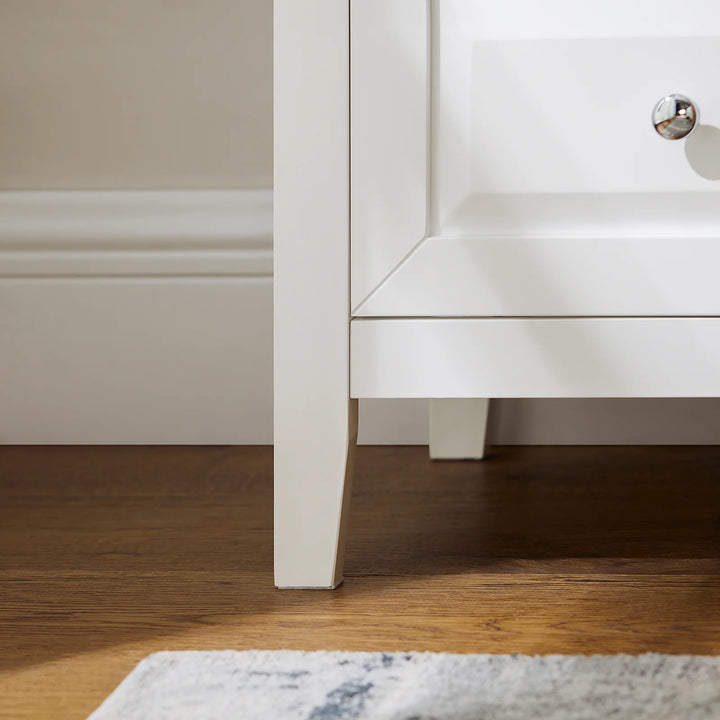 Skab en moderne atmosfære i dit hjem med dette kompakte og elegante sengebord i hvid (B45 x D35 x H60 cm)