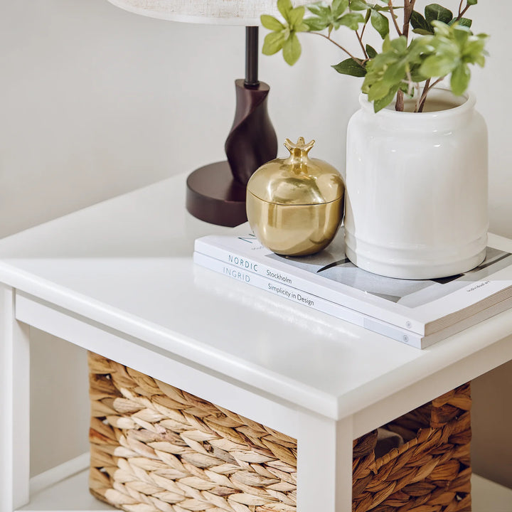 Skab en moderne atmosfære i dit hjem med dette kompakte og elegante sengebord i hvid (B45 x D35 x H60 cm)