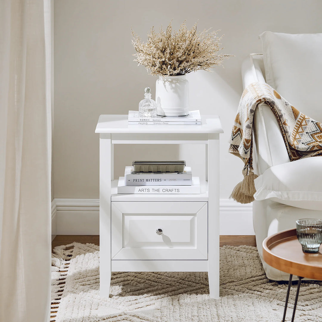 Skab en moderne atmosfære i dit hjem med dette kompakte og elegante sengebord i hvid (B45 x D35 x H60 cm)