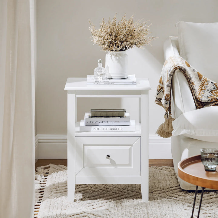 Skab en moderne atmosfære i dit hjem med dette kompakte og elegante sengebord i hvid (B45 x D35 x H60 cm)