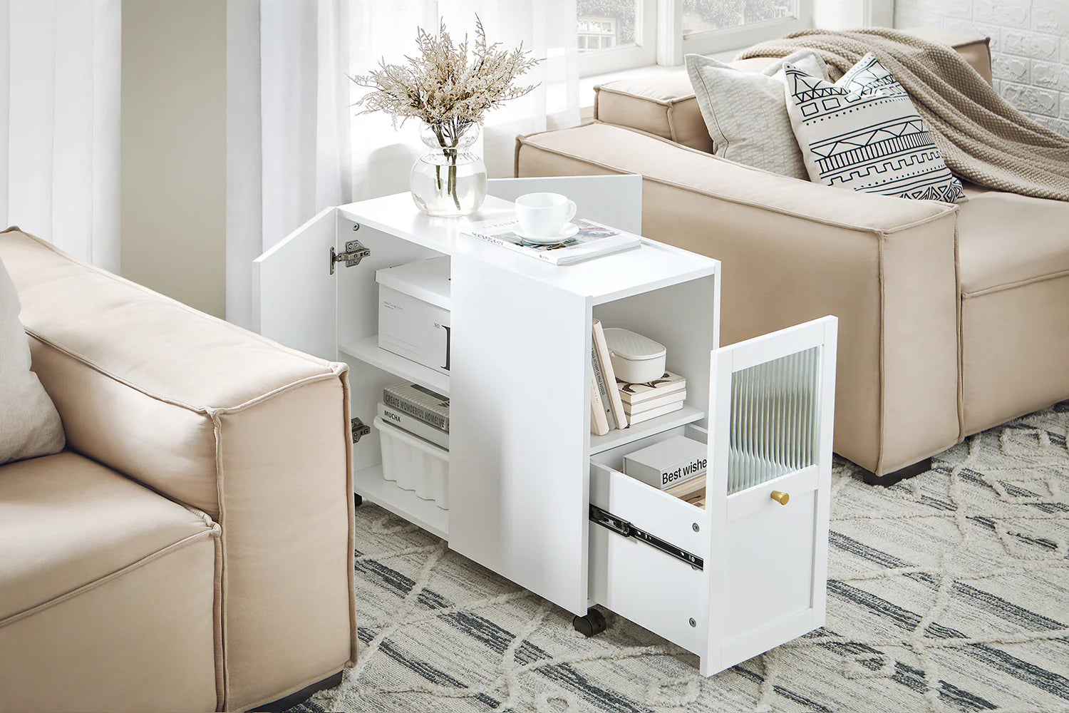Smalt hvidt sidebord med opbevaring og hjul