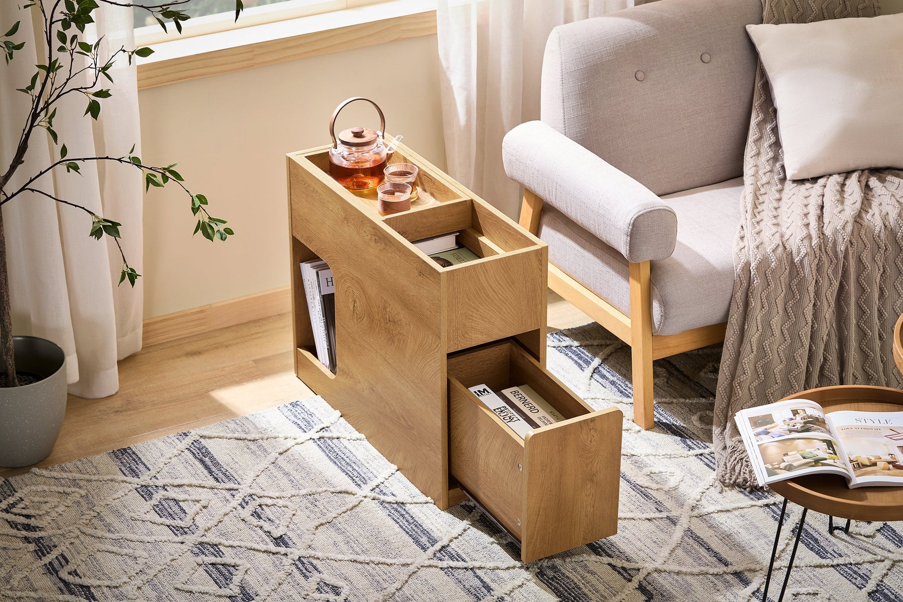 Smalt opbevaringsbord i træ