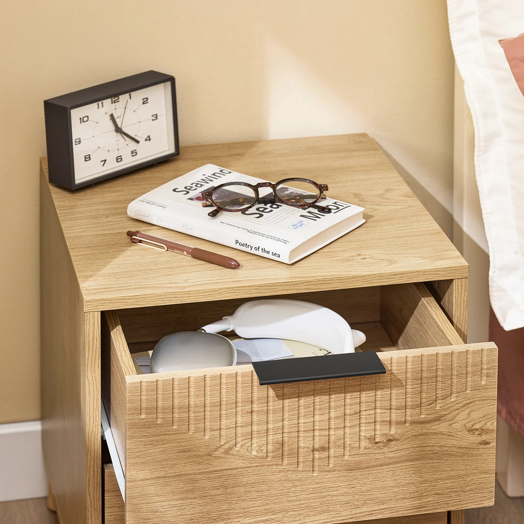 Elegant og pladsbesparende sengebord i naturtræ, B40 x D42 x H47 cm
