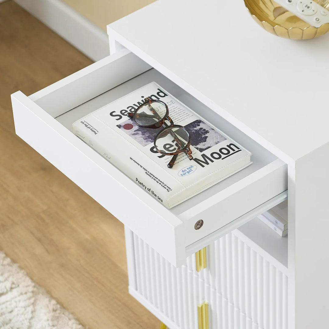 Moderne natbord med 3 skuffer og opbevaringsrum – hvidt sidebord til soveværelse og stue, mål 40 x 40 x 63 cm