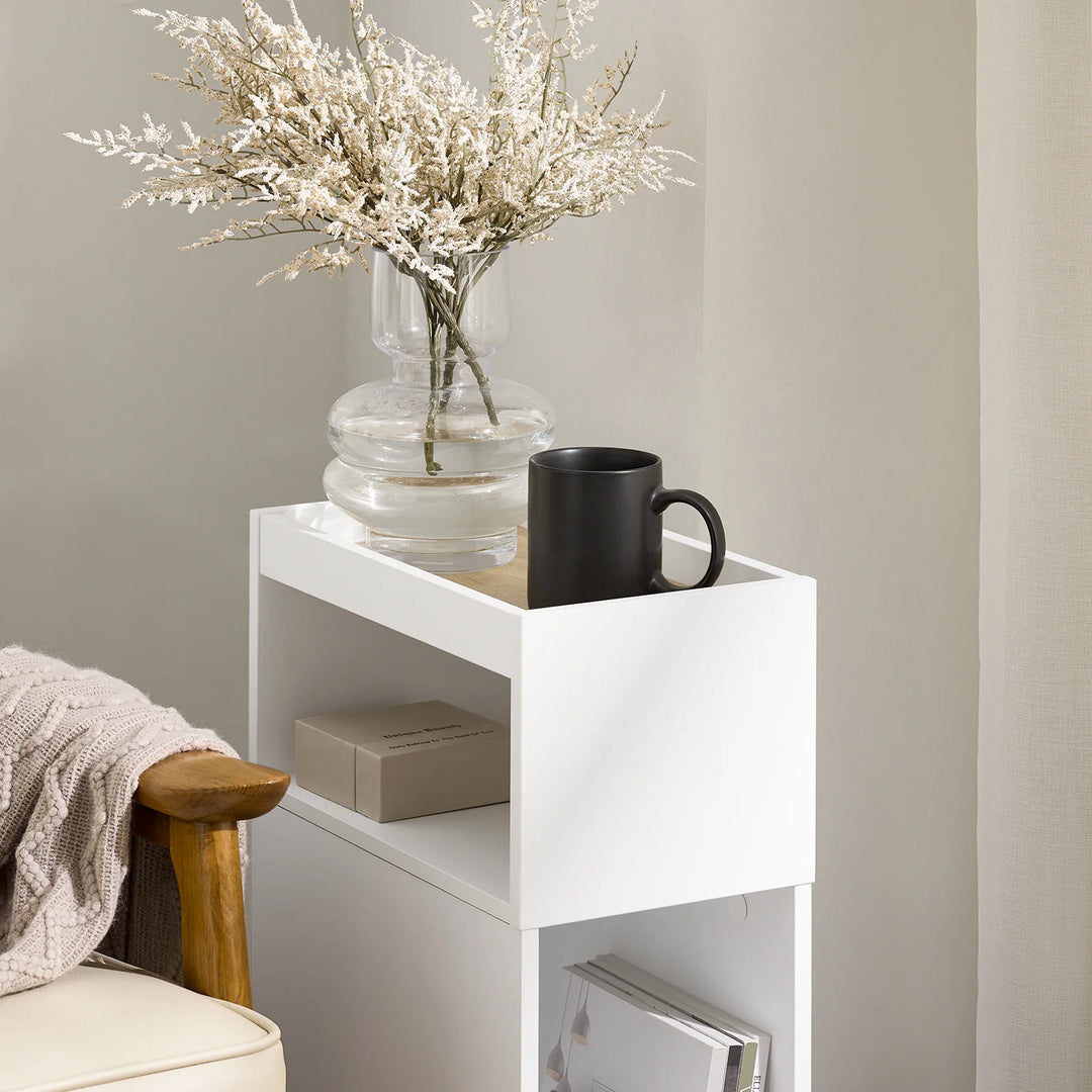 Smalt natbord i hvid med skuffe og hylde – moderne sidebord til soveværelse og stue, 20 × 35 × 60 cm