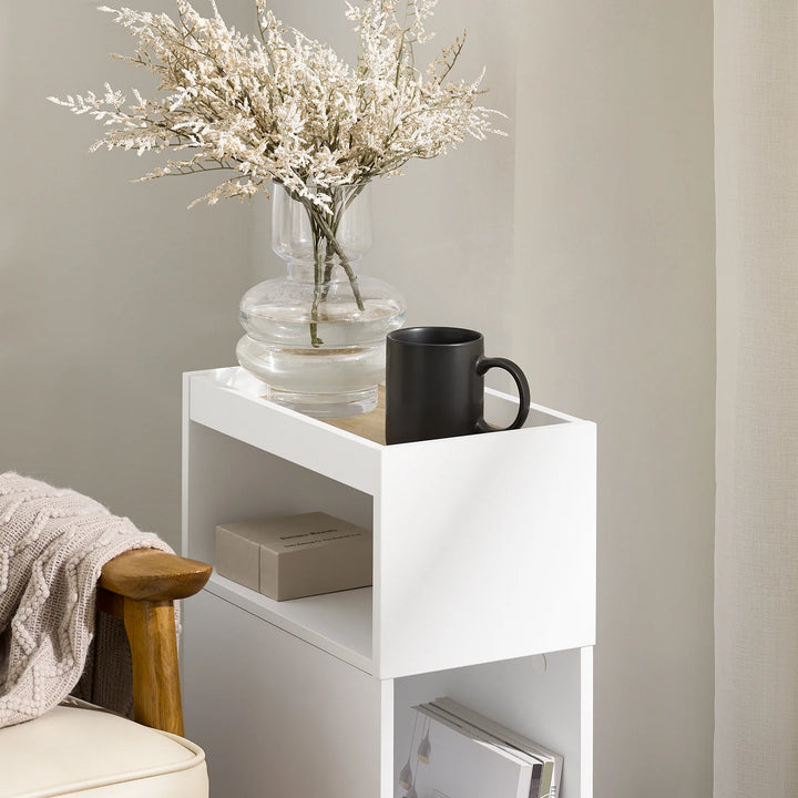 Smalt natbord i hvid med skuffe og hylde – moderne sidebord til soveværelse og stue, 20 × 35 × 60 cm