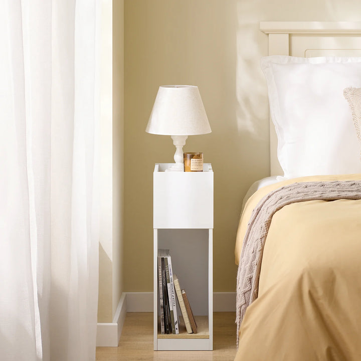 Smalt natbord i hvid med skuffe og hylde – moderne sidebord til soveværelse og stue, 20 × 35 × 60 cm