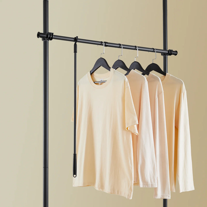 Stabil og justerbar teleskopisk garderobe i sort – åben tøjstang med hylder og kroge til soveværelse eller walk-in-closet