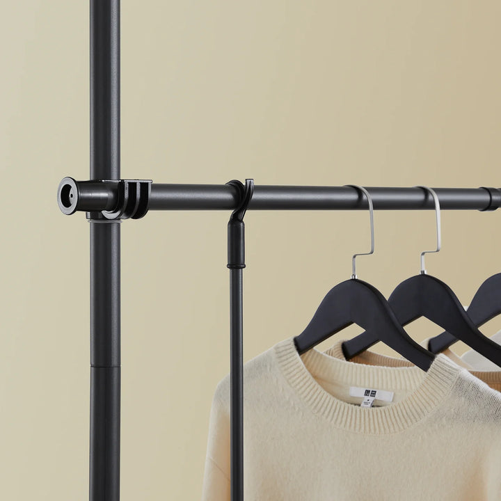 Stabil og justerbar teleskopisk garderobe i sort – åben tøjstang med hylder og kroge til soveværelse eller walk-in-closet