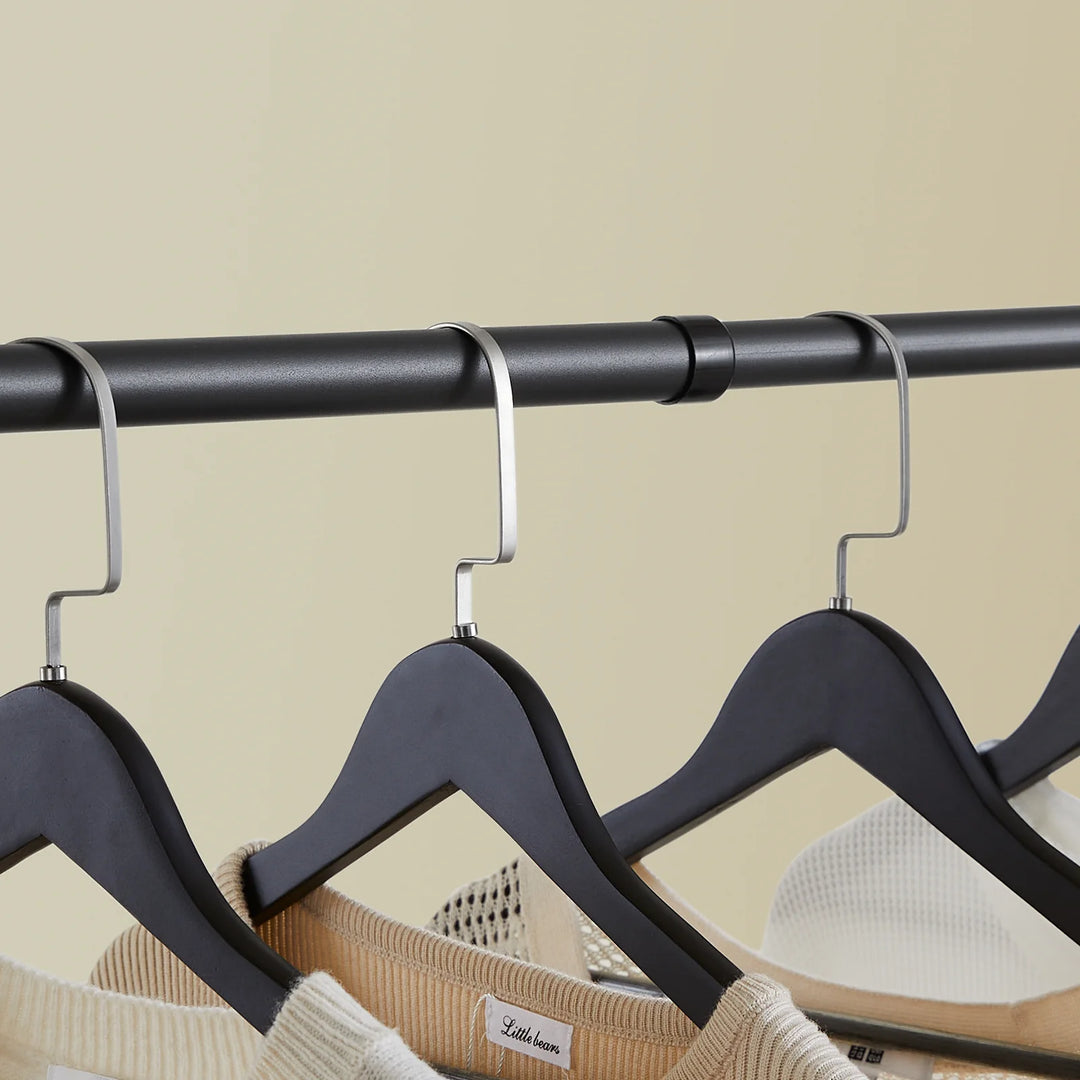 Stabil og justerbar teleskopisk garderobe i sort – åben tøjstang med hylder og kroge til soveværelse eller walk-in-closet