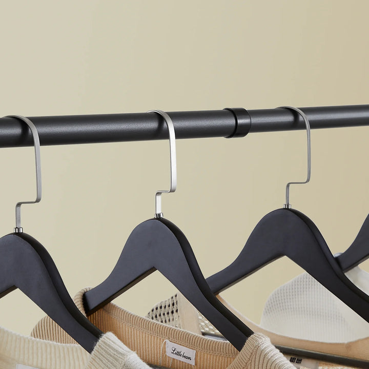 Stabil og justerbar teleskopisk garderobe i sort – åben tøjstang med hylder og kroge til soveværelse eller walk-in-closet