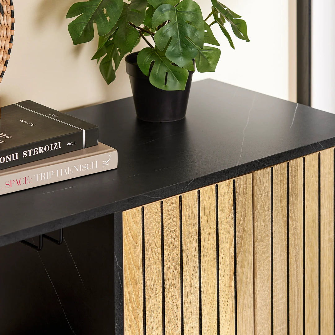 Kompakt køkkenhelt: buffetskab med mikrobølgeovnsfag og moderne jalousidør (eg/sort), 107×40×85 cm