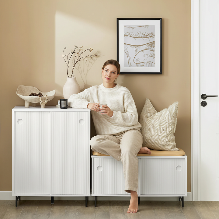 Smukt entrésæt med en kommode/skoskab og en skobænk, skandi-stil, hvid