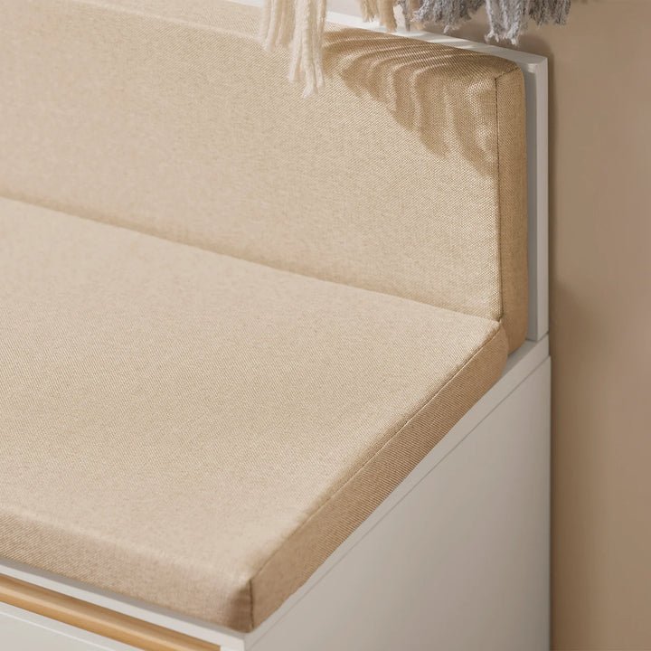 Skobænk med siddehynde og opbevaring, hvidt skoskab med gitterlåge og skuffe til entré