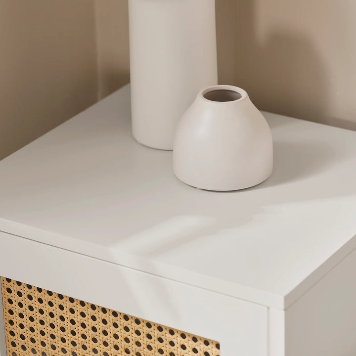 Skobænk med siddehynde og opbevaring, hvidt skoskab med gitterlåge og skuffe til entré