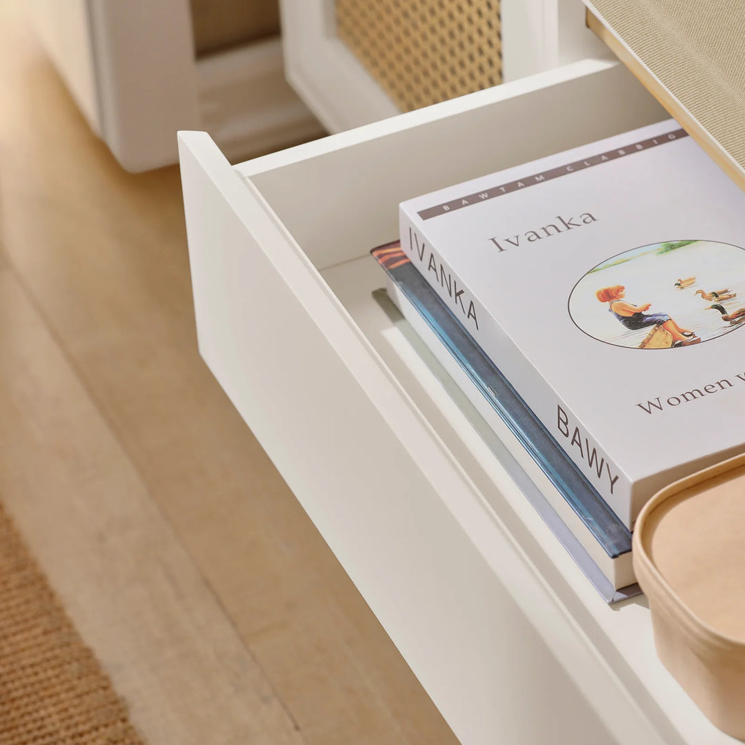 Skobænk med siddehynde og opbevaring, hvidt skoskab med gitterlåge og skuffe til entré