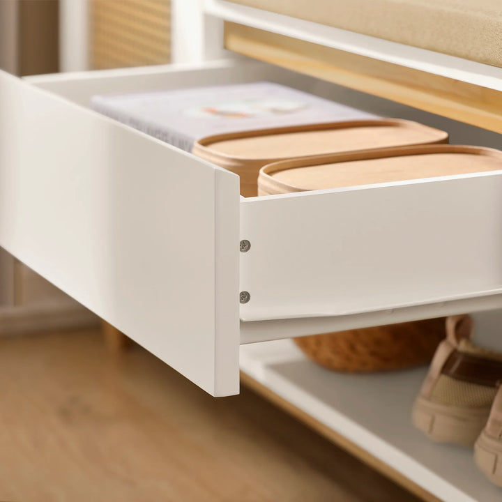 Skobænk med siddehynde og opbevaring, hvidt skoskab med gitterlåge og skuffe til entré