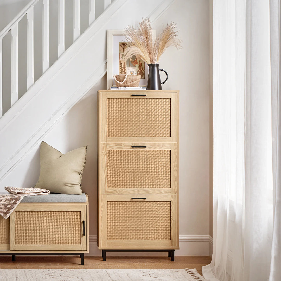 Entrésæt med skobænk og skoskab i smuk japandi-stil, naturfarvet