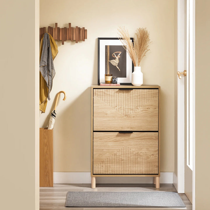 Organisér din entré med et moderne skoskab i trælook (60 x 88 x 24 cm)