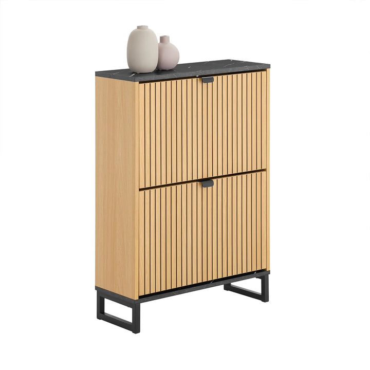 Elegant og pladsbesparende skoskab i sort og lyst MDF-træ