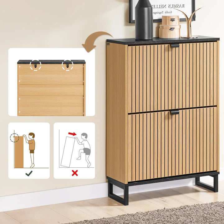 Elegant og pladsbesparende skoskab i sort og lyst MDF-træ