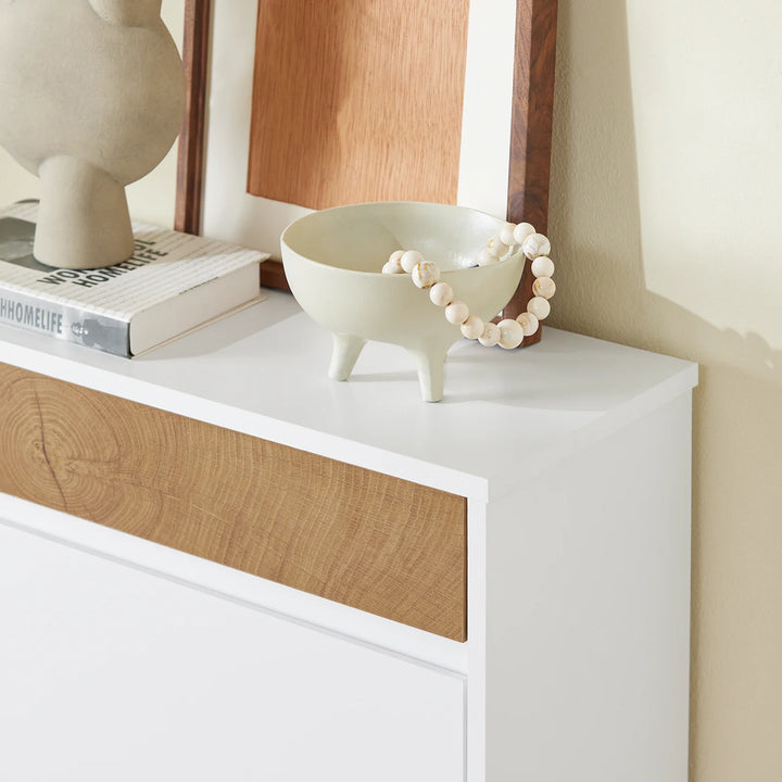 Smalt og højt skoskab i hvid og trælook – moderne, pladsbesparende skoopbevaring med 2 klaplåger og skuffer, perfekt til entré og gang, 61 × 26 × 91 cm