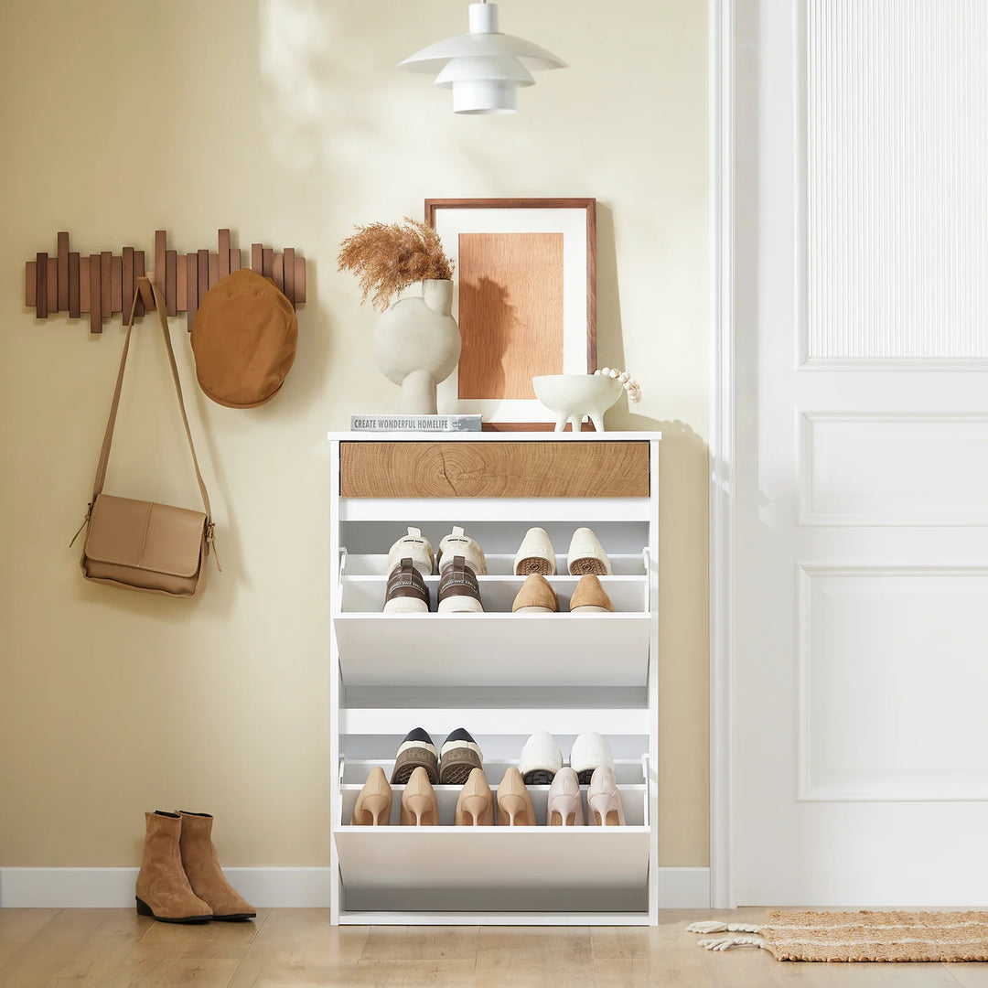 Smalt og højt skoskab i hvid og trælook – moderne, pladsbesparende skoopbevaring med 2 klaplåger og skuffer, perfekt til entré og gang, 61 × 26 × 91 cm