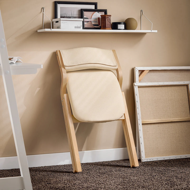 Få en fleksibel og stilfuld siddeplads med denne hvide klapstol i et enkelt og moderne design