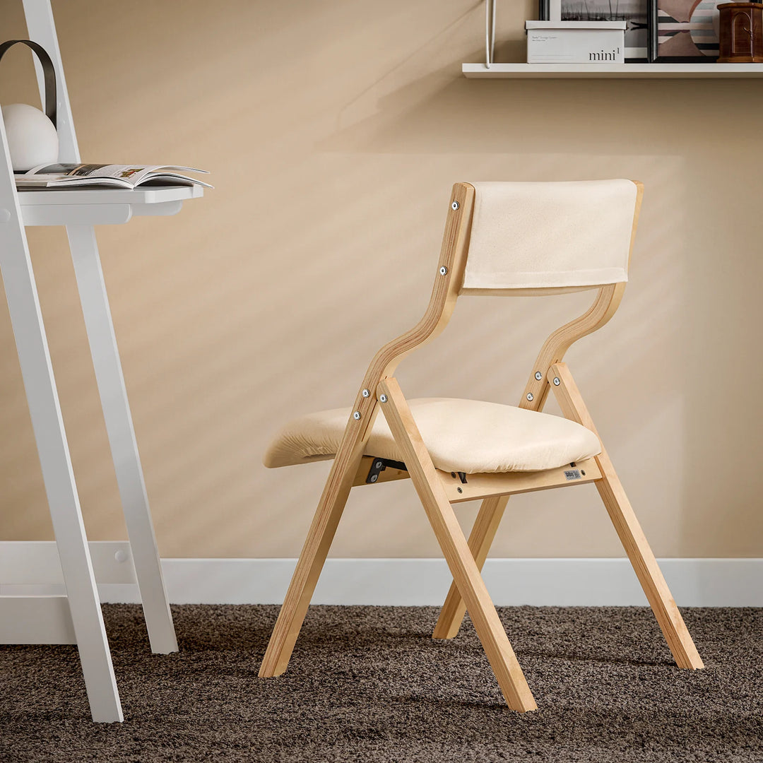 Få en fleksibel og stilfuld siddeplads med denne hvide klapstol i et enkelt og moderne design