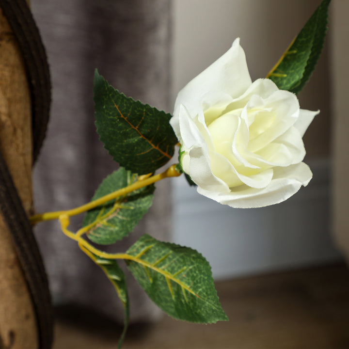 Kunstigt træ i solen, kunstig plante i cementpotte, kunstig plante