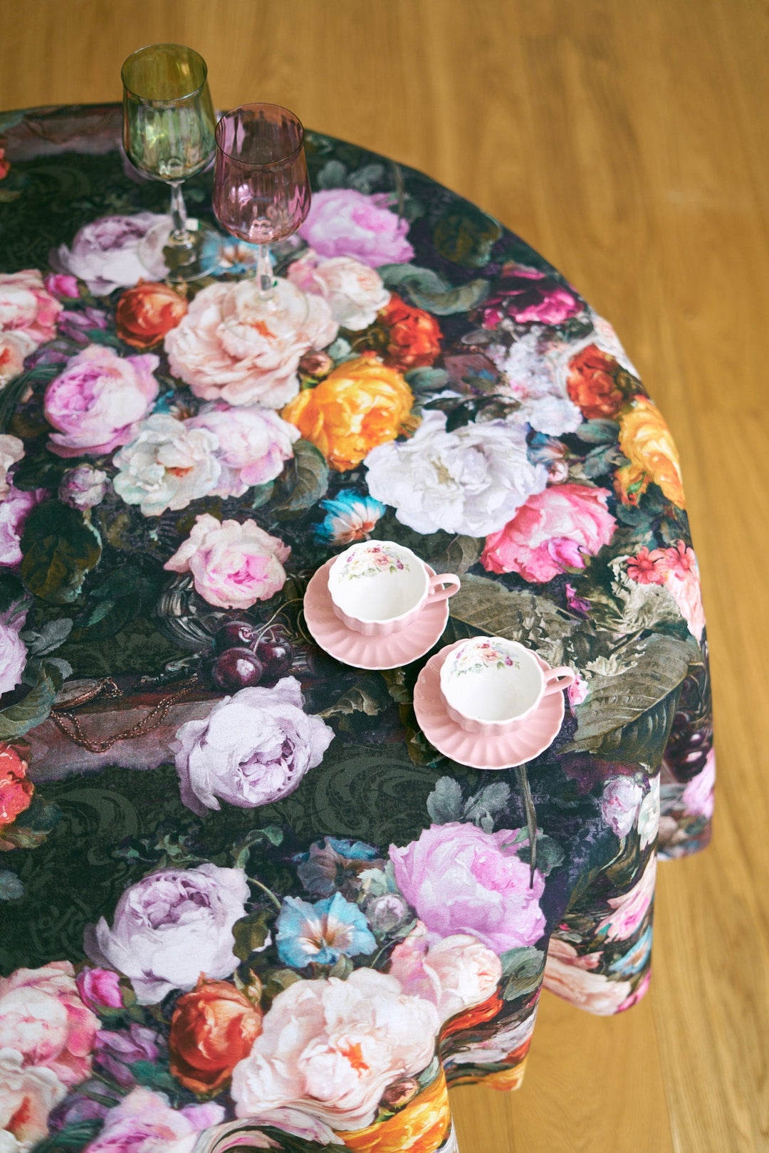Rund dug i 100% bomuld med mørkt blomsterprint, Francine Black kollektion
