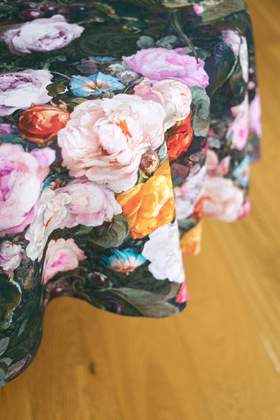 Rund dug i 100% bomuld med mørkt blomsterprint, Francine Black kollektion