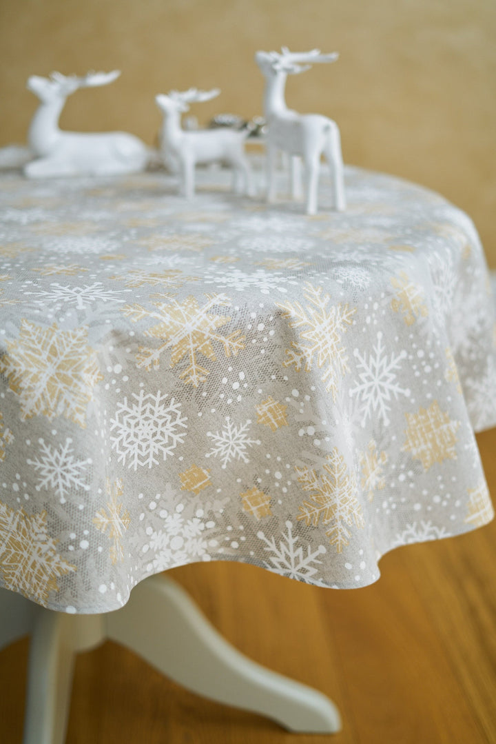 Vintermotiv rund dug med snefnug-print, bomuld-poly blanding | TeaLurex Oro