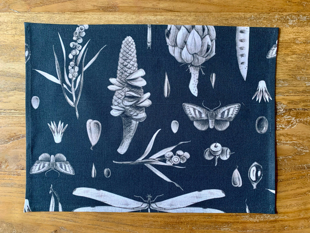 Dækkeserviet i 100% bomuld, 30 x 43 cm, printet, Seeds Carbon kollektion