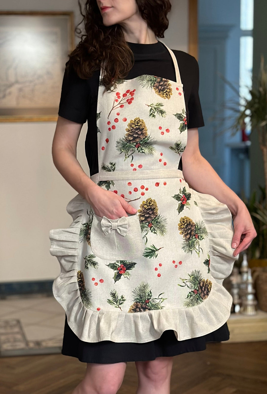 Juleforklæde til kvinder med flæse og lomme, Golden Pine kollektion