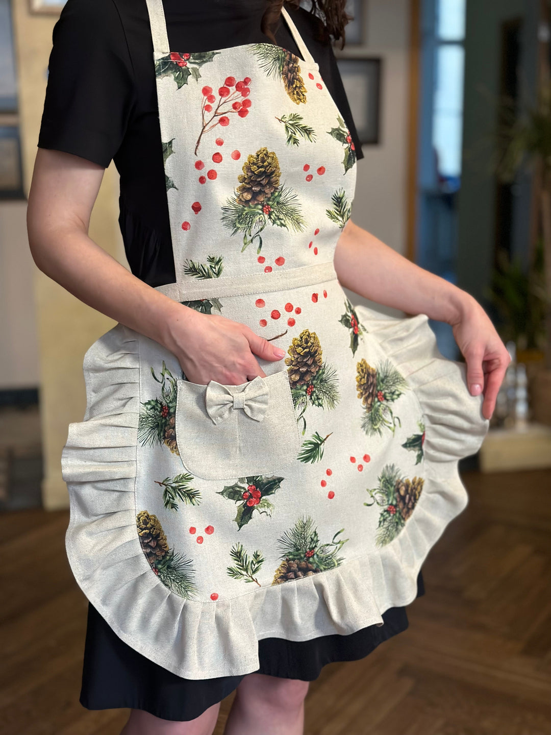 Juleforklæde til kvinder med flæse og lomme, Golden Pine kollektion
