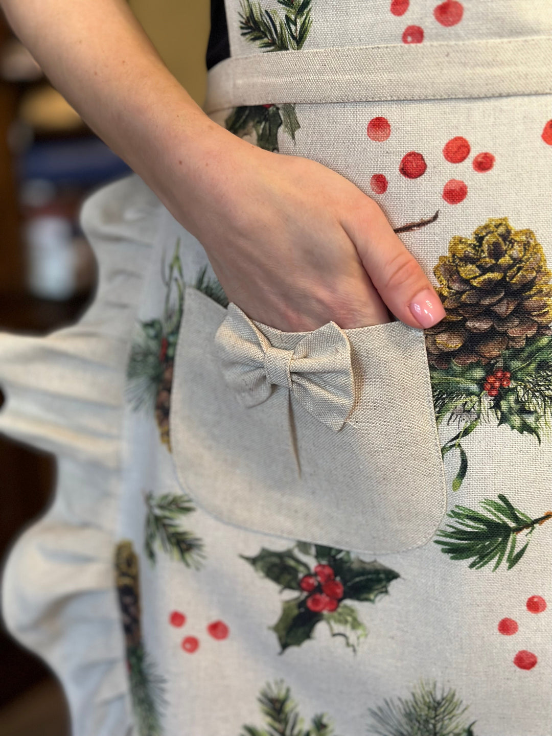 Juleforklæde til kvinder med flæse og lomme, Golden Pine kollektion