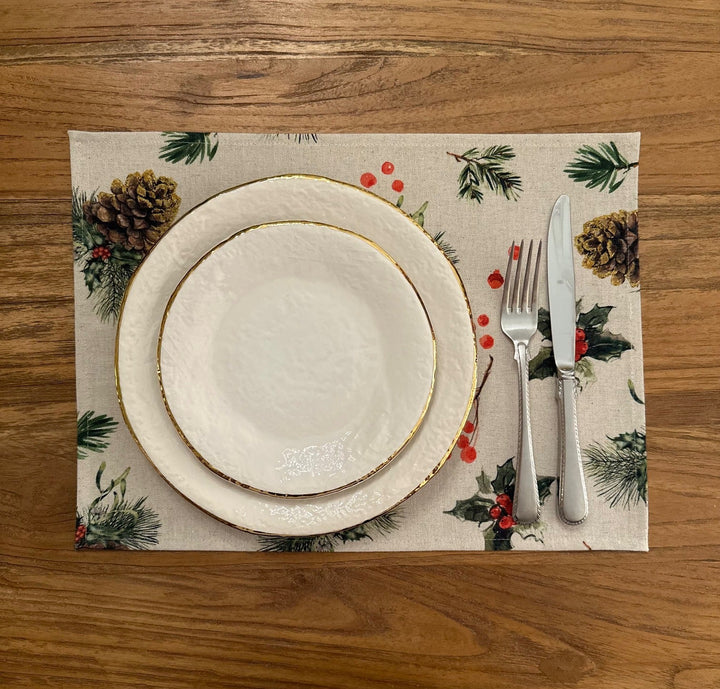 Lys dækkeserviet med julemotiv i en bomulds- og hør blanding | Golden Pine
