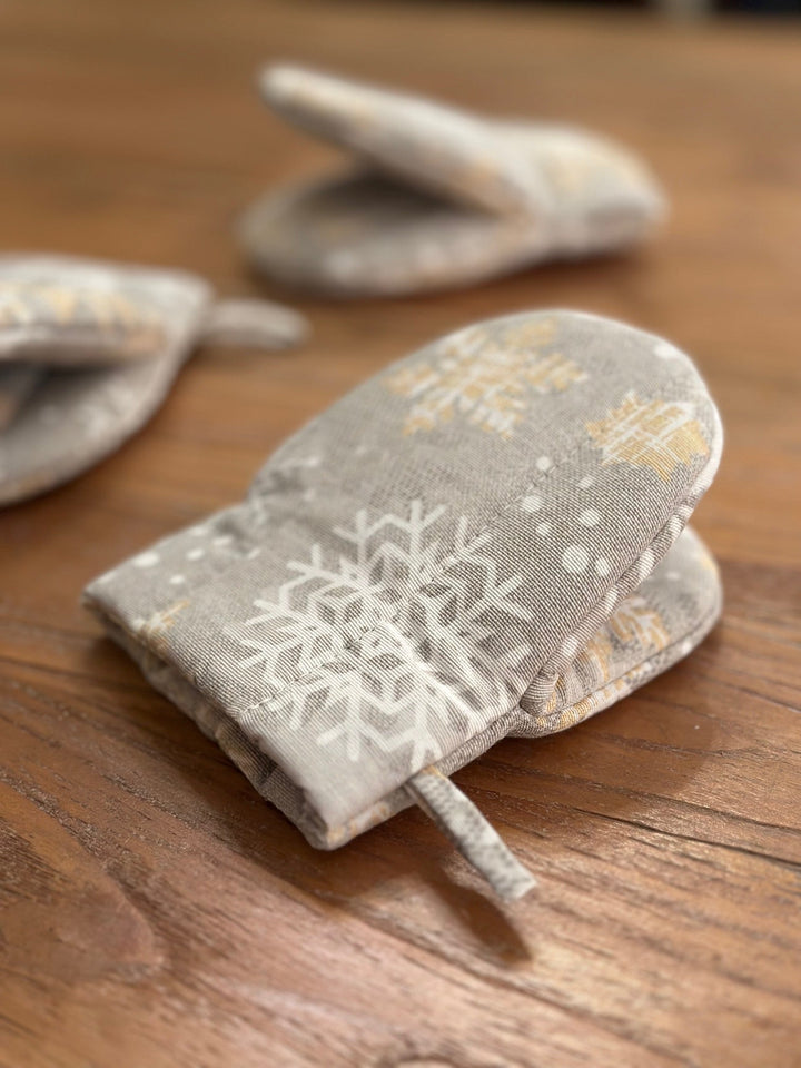 Vintermotiv Ovenhandske med snefnug-print, bomuld-poly blanding | TeaLurex Oro