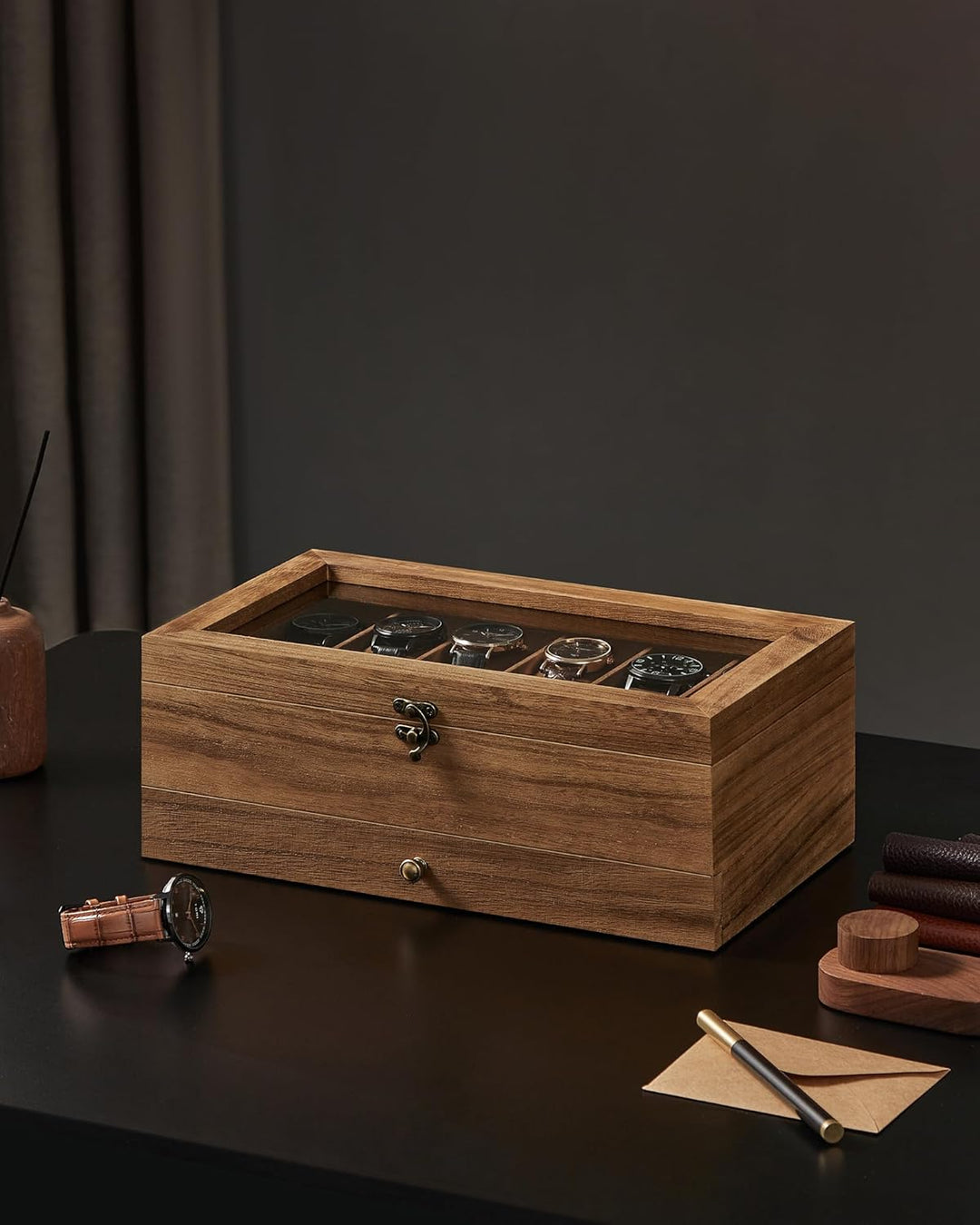 Urkasse i rustik valnød med 12 rum, 2-etagers trædesign med stor glaslåg, perfekt til opbevaring af ure og smykker, mål ca. 34 x 19 x 12,5 cm